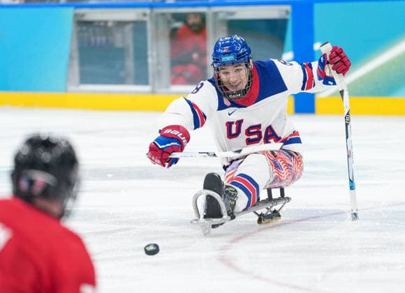 (260316) -- MILAN, March 16, 2026 -- Jack Wallace of the United States scores during the Para Ice hockey, Eishockey final match between the United States and Canada at the Milan-Cortina 2026 Paralympic Winter games, Winterspiele,Spiele, Summer games in Milan, Italy, March 15, 2026. ) (SP)ITALY-MILAN-CORTINA 2026-PARALYMPIC WINTER GAMES-PARA ICE HOCKEY-USA VS CANADA LixJing 