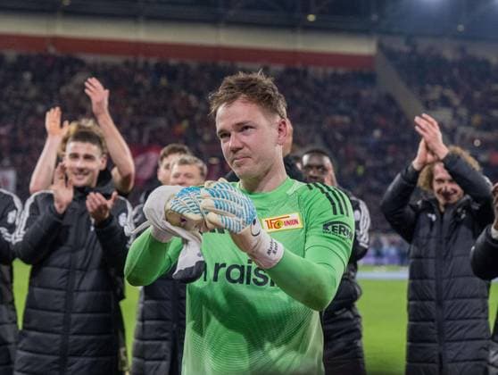 Fussball, Herren, 1. Bundesliga, Saison 2025 26, (28. Spieltag), SC Freiburg - 1. FC Union Berlin (0:1), Fans und Spielef von Union feiern den verletzten Torwart Matheo Raab (1. FC Union Berlin), Jubel nach dem Abpfiff, 15.03.2026, Copyright: xMatthiasxKochx