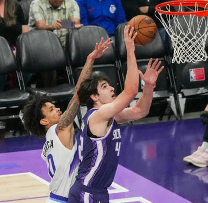 (260316) -- SACRAMENTO, March 16, 2026 -- Maxime Raynaud (R) of Sacramento Kings competes during the 2025-2026 NBA, Basketball Herren, USA regular season game between Sacramento Kings and Utah Jazz in Sacramento, the United States, March 15, 2026. (Photo by Xinhua) (SP)U.S.-SACRAMENTO-BASKETBALL-NBA-KINGS VS JAZZ SunxYuxuan 