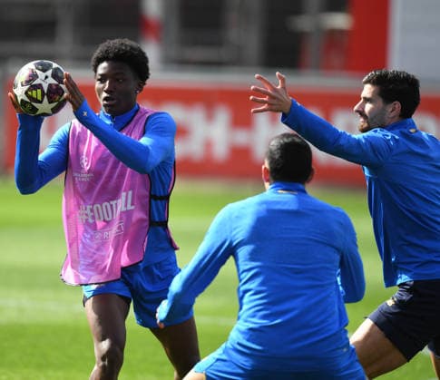 16.03.2026, xophax, Fussball , UEFA Champions League , 2025 2026 , Bayer Leverkusen. Training vor dem Rückspiel gegen Arsenal London. Axel Tape , links ( Bayer Leverkusen ) Martin Terrier ( Bayer 04 ) Leverkusen