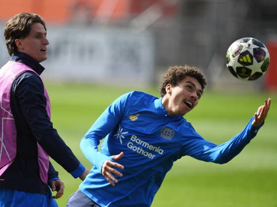 16.03.2026, xophax, Fussball , UEFA Champions League , 2025 2026 , Bayer Leverkusen. Training vor dem Rückspiel gegen Arsenal London. Tim Oermann , links ( Bayer 04 ) und Montrell Culbreath , rechts ( Bayer 04 Leverkusen ) Leverkusen