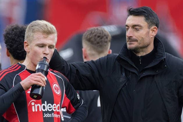 Eintracht Frankfurt - 1.FC Heidenheim, 1. FBL Trainer Albert Riera (Eintracht Frankfurt) umarmt Jonathan Burkardt, Jonny Burkardt (Eintracht Frankfurt, 9). Bundesligaspiel zwischen Eintracht Frankfurt und dem 1.FC Heidenheim am 14. März 2026 im Deutsche Bank Park in Frankfurt am Main., Frankfurt am Main Hessen Deutschland Deutsche Bank Park *** Eintracht Frankfurt 1 FC Heidenheim, 1 FBL Coach Albert Riera Eintracht Frankfurt hugs Jonathan Burkardt, Jonny Burkardt Eintracht Frankfurt, 9 Bundesliga match between Eintracht Frankfurt and 1 FC Heidenheim on March 14, 2026 at Deutsche Bank Park in Frankfurt am Main , Frankfurt am Main Hessen Germany Deutsche Bank Park