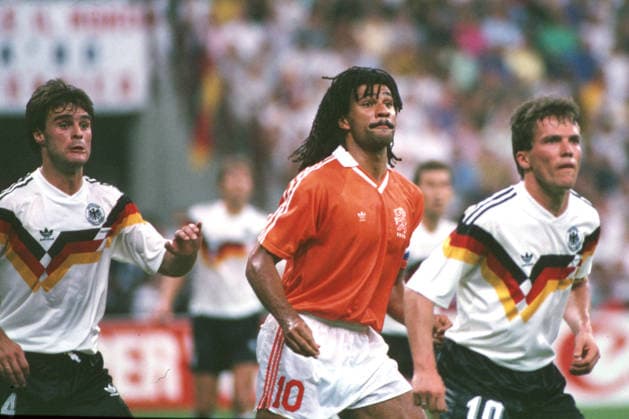 THOMAS BERTHOLD, LOTHAR MATTAHUS, Germania, RUUD GULLIT, Olanda, World Cup, Italia 1990, Germany vs Holland 2-1, 24-06-1990, Azione, Action, Single shot, Close up, Contrasto CAMPIONATI MONDIALI ITALIA 1990 GERMANIA-OLANDA 2-1