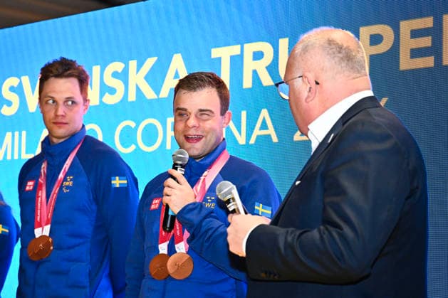 STOCKHOLM, SVERIGE 20260316 Bronsmedaljörerna Zebastian Modin och guide Emil Talsi när svenska truppen tas emot pa Stockholm Centralstation vid sin hemkomst fran Paralympics. STOCKHOLM SVERIGE x10430x *** STOCKHOLM, SWEDEN 20260316 Bronze medalists Zebastian Modin and guide Emil Talsi receive the Swedish team at Stockholm Central Station on their return from the Paralympics STOCKHOLM SWEDEN x10430x  Copyright: xChristinexOlsson TTx HEMKOMST PARALYMPICS