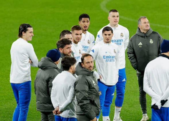 Jude Bellinghamof Real Madrid (centre) joins his teammates during a training session during the press conference, PK, Pressekonferenz training at the Academy Stadium, Manchester. Picture date: 16th March 2026. Picture credit should read: Cody Froggatt Sportimage EDITORIAL USE ONLY. No use with unauthorised audio, video, data, fixture lists, club league logos or live services. Online in-match use limited to 120 images, no video emulation. No use in betting, games or single club league player publications. SPI_023_CF_REAL_MADRID_PRESS SPI-4608-0023