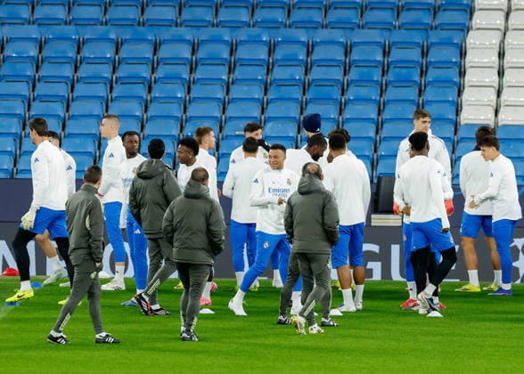 Kylian Mbappe of Real Madrid (centre) joins his teammates during a training session during the press conference, PK, Pressekonferenz training at the Academy Stadium, Manchester. Picture date: 16th March 2026. Picture credit should read: Cody Froggatt Sportimage EDITORIAL USE ONLY. No use with unauthorised audio, video, data, fixture lists, club league logos or live services. Online in-match use limited to 120 images, no video emulation. No use in betting, games or single club league player publications. SPI_025_CF_REAL_MADRID_PRESS SPI-4608-0025