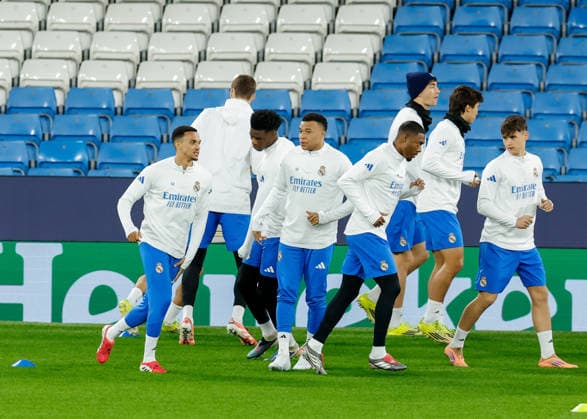 Trent Alexander-Arnold (left) and Kylian Mbappe (centre) of Real Madrid join their teammates during a training session during the press conference, PK, Pressekonferenz training at the Academy Stadium, Manchester. Picture date: 16th March 2026. Picture credit should read: Cody Froggatt Sportimage EDITORIAL USE ONLY. No use with unauthorised audio, video, data, fixture lists, club league logos or live services. Online in-match use limited to 120 images, no video emulation. No use in betting, games or single club league player publications. SPI_026_CF_REAL_MADRID_PRESS SPI-4608-0026