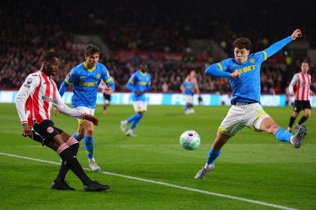 16th March 2026; Gtech Community Stadium, Brentford, London, England; Premier League Football, Brentford versus Wolverhampton Wanderers; Dango Ouattara of Brentford crossing the ball past Ladislav Krejci of Wolverhampton Wanderers  JPxFletcher Content restricted for UK based newspaper