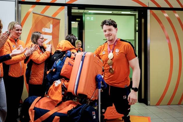SCHIPHOL - Gold medalist sit-skier Jeroen Kampschreur upon arrival at Schiphol. Kampschreur won three Paralympic gold medals at the Paralympic Games in Milan and Cortina. RAMON VAN FLYMEN ANP netherlands out - belgium out Schiphol xVIxxIVx 553563022 originalFilename: 553563022.jpg