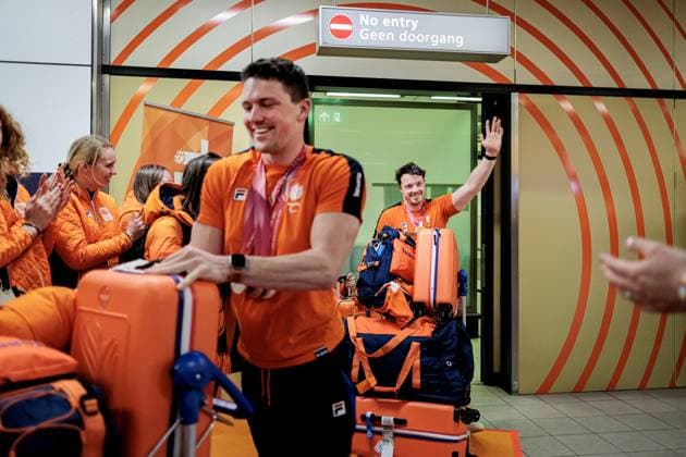 SCHIPHOL - Gold medalist sit-skier Jeroen Kampschreur upon arrival at Schiphol. Kampschreur won three Paralympic gold medals at the Paralympic Games in Milan and Cortina. RAMON VAN FLYMEN ANP netherlands out - belgium out Schiphol xVIxxIVx 553563033 originalFilename: 553563033.jpg