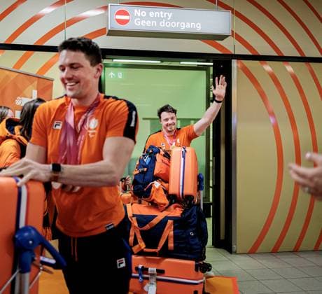SCHIPHOL - Gold medalist sit-skier Jeroen Kampschreur upon arrival at Schiphol. Kampschreur won three Paralympic gold medals at the Paralympic Games in Milan and Cortina. RAMON VAN FLYMEN ANP netherlands out - belgium out Schiphol xVIxxIVx 553563765 originalFilename: 553563765.jpg