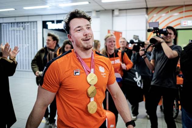 SCHIPHOL - Gold medalist sit-skier Jeroen Kampschreur upon arrival at Schiphol. Kampschreur won three Paralympic gold medals at the Paralympic Games in Milan and Cortina. RAMON VAN FLYMEN ANP netherlands out - belgium out Schiphol xVIxxIVx 553563938 originalFilename: 553563938.jpg