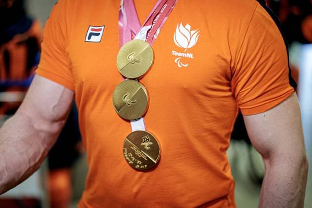SCHIPHOL - Gold medalist sit-skier Jeroen Kampschreur upon arrival at Schiphol. Kampschreur won three Paralympic gold medals at the Paralympic Games in Milan and Cortina. RAMON VAN FLYMEN ANP netherlands out - belgium out Schiphol xVIxxIVx 553564210 originalFilename: 553564210.jpg