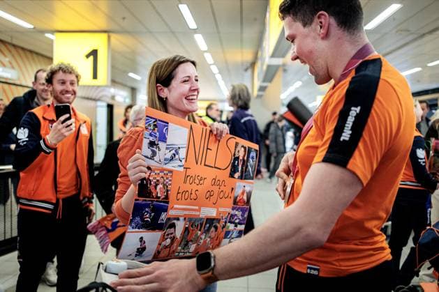 SCHIPHOL - Paralympian Niels de Langen upon arrival at Schiphol with TeamNL on the day after the closing ceremony of the Paralympic Games in Milan and Cortina. RAMON VAN FLYMEN ANP netherlands out - belgium out Schiphol xVIxxIVx 553564228 originalFilename: 553564228.jpg