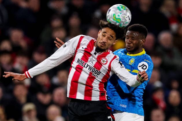 BRENTFORD, ENGLAND - MARCH 16: Kevin Schade of Brentford and Yerson Mosquera of Wolverhampton Wanderers compete for the headed ball during the Premier League match between Brentford and Wolverhampton Wanderers at Gtech Community Stadium on March 16, 2026 in Brentford, England.  Copyright: xRenexNijhuis MBxMediax
