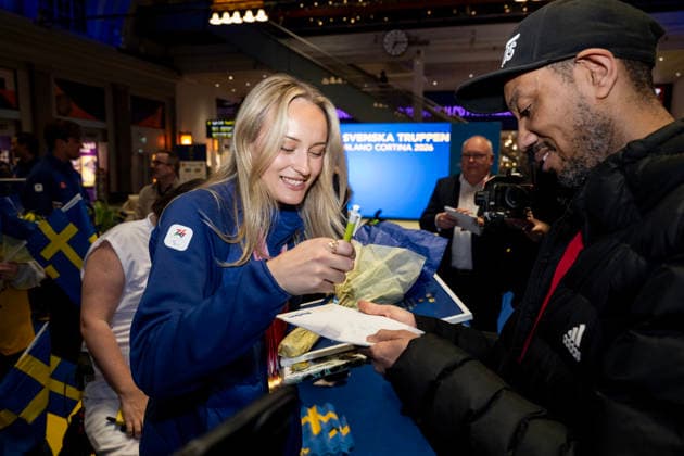 STOCKHOLM, SVERIGE 20260316 Guldmedaljören Ebba Arsjö, alpint, skriver en autograf till ett fan när svenska truppen tas emot pa Stockholm Centralstation vid sin hemkomst fran Paralympics. STOCKHOLM SVERIGE x10430x *** STOCKHOLM, SWEDEN 20260316 Gold medalist Ebba Arsjö, alpine skiing, signs an autograph for a fan as the Swedish team is received at Stockholm Central Station on their return from the Paralympics STOCKHOLM SWEDEN x10430x  Copyright: xChristinexOlsson TTx HEMKOMST PARALYMPICS 2026