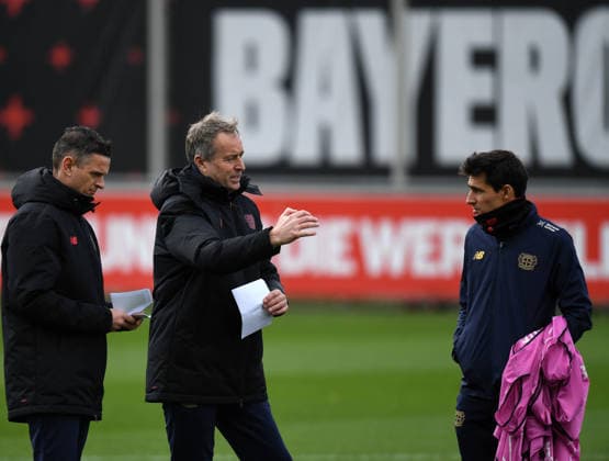 16.03.2026, xophax, Fussball , UEFA Champions League , 2025 2026 , Bayer Leverkusen. Training vor dem Rückspiel gegen Arsenal London. Trainer Kasper Hjulmand , mitte ( Bayer 04 Leverkusen ) und Co-Trainer Rogier Meuer , links ( Bayer 04 ) und Sergi Runge , rechts ( Bayer 04 Leverkusen ) Leverkusen