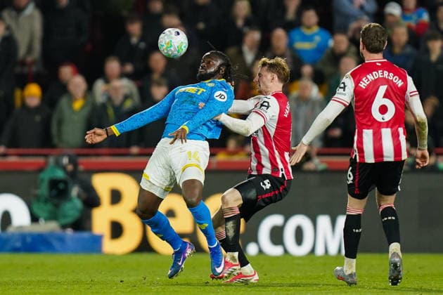 Brentford v Wolverhampton Wanderers, Premier League Tolu Arokodare of Wolverhampton Wanderers under pressure from Sepp van den Berg of Brentford during the Brentford v Wolverhampton Wanderers Premier League match at the Gtech Community Stadium, London, England on 16 March 2026 Credit: Dylan Hepworth Every Second Media Editorial use only. All images are copyright Every Second Media Limited. No images may be reproduced without prior permission. All rights reserved. Premier League and Football League images are subject to licensing agreements with Football DataCo Limited. see https: www.football-dataco.com Copyright: xIMAGO EveryxSecondxMediax ESM-1861-0067 DylanxHepworthx xEveryxSecondxMediax