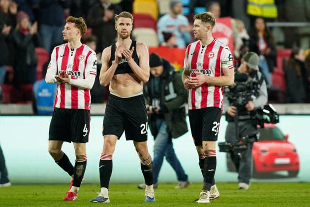 Brentford v Wolverhampton Wanderers, Premier League Sepp van den Berg of Brentford, Kristoffer Ajer of Brentford and Nathan Collins of Brentford clapping the fans after the Brentford v Wolverhampton Wanderers Premier League match at the Gtech Community Stadium, London, England on 16 March 2026 Credit: Dylan Hepworth Every Second Media Editorial use only. All images are copyright Every Second Media Limited. No images may be reproduced without prior permission. All rights reserved. Premier League and Football League images are subject to licensing agreements with Football DataCo Limited. see https: www.football-dataco.com Copyright: xIMAGO EveryxSecondxMediax ESM-1861-0070 DylanxHepworthx xEveryxSecondxMediax