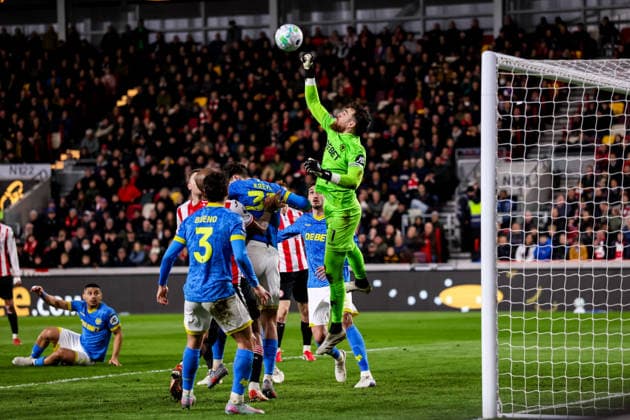 BRENTFORD, ENGLAND - MARCH 16: Wolverhampton Wanderers goalkeeper Jose Sa puches the ball during the Premier League match between Brentford and Wolverhampton Wanderers at Gtech Community Stadium on March 16, 2026 in Brentford, England.  Copyright: xRenexNijhuis MBxMediax