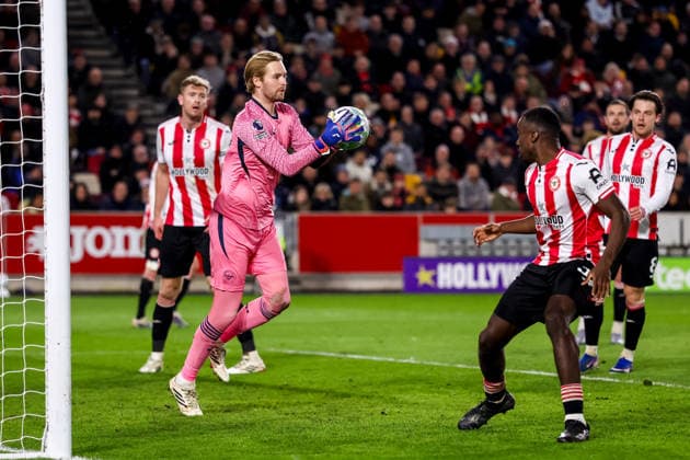 BRENTFORD, ENGLAND - MARCH 16: Brentford goalkeeper Caoimhin Kelleher catches the ball during the Premier League match between Brentford and Wolverhampton Wanderers at Gtech Community Stadium on March 16, 2026 in Brentford, England.  Copyright: xRenexNijhuis MBxMediax