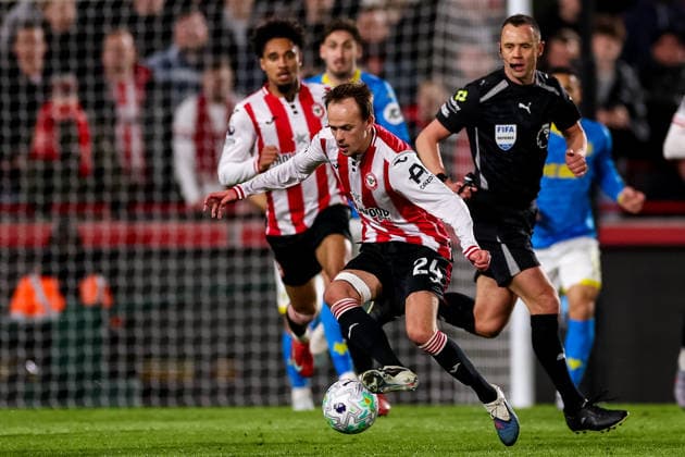 BRENTFORD, ENGLAND - MARCH 16: Mikkel Damsgaard of Brentford dribbles with the ball during the Premier League match between Brentford and Wolverhampton Wanderers at Gtech Community Stadium on March 16, 2026 in Brentford, England.  Copyright: xRenexNijhuis MBxMediax
