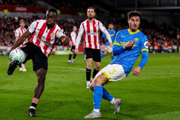 BRENTFORD, ENGLAND - MARCH 16: Michael Kayode of Brentford clears the ball under pressure from Hugo Bueno of Wolverhampton Wanderers during the Premier League match between Brentford and Wolverhampton Wanderers at Gtech Community Stadium on March 16, 2026 in Brentford, England.  Copyright: xRenexNijhuis MBxMediax