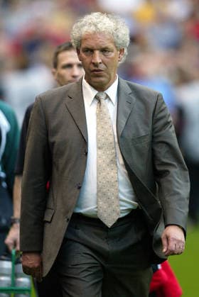 Manchester United, ManU V Bayer Leverkusen, UEFA Champions League Semi-Final First Leg Klaus Toppmoller of Bayer 04 Leverkusen Trainer in action during the UEFA Champions League Semi-Final First Leg match between Manchester United and Bayer Leverkusen at Old Trafford on April 24, 2002 in Manchester, England. Manchester Old Trafford England United Kingdom Copyright: xAllstarxPicturexLibraryxLtdx