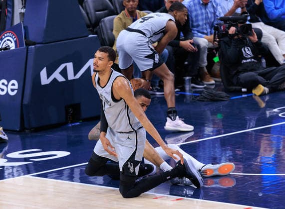 March 16, 2026, Inglewood, California, USA: Victor Wembanyama 1 of the San Antonio Spurs and John Collins 20 of the LA Clippers get up after battling for a ball during a regular season NBA, Basketball Herren, USA game on Monday March 16, 2026 at Intuit Dome Arena in Inglewood, California. JAVIER ROJAS PI Inglewood USA - ZUMAp124 20260316_zaa_p124_010 Copyright: xJavierxRojasx
