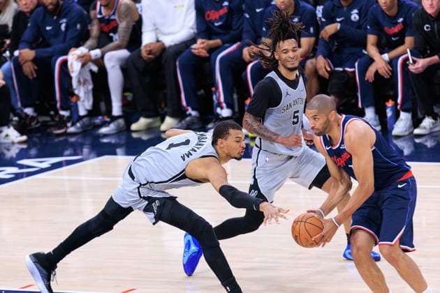March 16, 2026, Inglewood, California, USA: Devin Vassell 24 of the San Antonio Spurs tries to a pass to Nicolas Batum 33 of the LA Clippers during a regular season NBA, Basketball Herren, USA game on Monday March 16, 2026 at Intuit Dome Arena in Inglewood, California. JAVIER ROJAS PI Inglewood USA - ZUMAp124 20260316_zaa_p124_011 Copyright: xJavierxRojasx