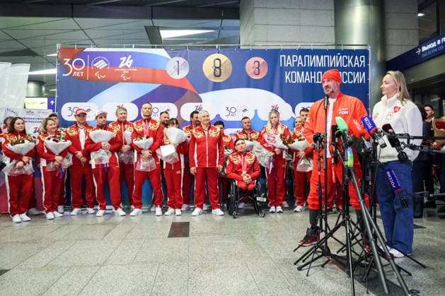 RUSSIA, MOSCOW - MARCH 17, 2026: Ice dancer Roman Kostomarov and his wife, ice dancer Oksana Domnina take part in a welcoming ceremony for Russian athletes returning home after the 2026 Winter Paralympic Games, at Moscow™s Vnukovo International Airport. The Russian team scored third in the overall medal standings, bringing home the total of 12 medals (8 gold, 1 silver and 3 bronze) Russian Athletes Welcomed At Vnukovo Airport After 2026 Winter Paralympics  - ZUMAt113 20260317_zaa_t113_010 Copyright: xYevgenyxMessmanx