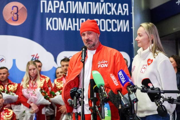 RUSSIA, MOSCOW - MARCH 17, 2026: Ice dancer Roman Kostomarov and his wife, ice dancer Oksana Domnina take part in a welcoming ceremony for Russian athletes returning home after the 2026 Winter Paralympic Games, at Moscow™s Vnukovo International Airport. The Russian team scored third in the overall medal standings, bringing home the total of 12 medals (8 gold, 1 silver and 3 bronze) Russian Athletes Welcomed At Vnukovo Airport After 2026 Winter Paralympics  - ZUMAt113 20260317_zaa_t113_011 Copyright: xYevgenyxMessmanx