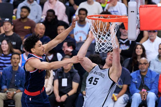 March 16, 2026, Inglewood, California, USA: Kobe Sanders 4 of the Los Angeles Clippers defends the basket from Mason Plumlee 45 of the San Antonio Spurs during their regular season NBA, Basketball Herren, USA game on Monday March 16, 2026 at Intuit Dome in Inglewood, California. Clippers lose to Spurs, 119-115. ARIANA RUIZ PI Inglewood USA - ZUMAp124 20260316_zaa_p124_043 Copyright: xArianaxRuizx