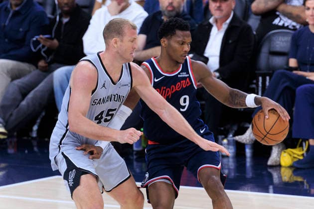 March 16, 2026, Inglewood, California, USA: Mason Plumlee 45 of the San Antonio Spurs attempts to steal the ball from Bennedict Mathurin 9 of the Los Angeles Clippers during their regular season NBA, Basketball Herren, USA game on Monday March 16, 2026 at Intuit Dome in Inglewood, California. Clippers lose to Spurs, 119-115. ARIANA RUIZ PI Inglewood USA - ZUMAp124 20260316_zaa_p124_048 Copyright: xArianaxRuizx