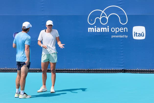Miami Open: trainings Wim Fissette, Iga Swiatek during Miami Open WTA, Tennis Damen tennis tournament trainings in Miami, USA, on March 16, 2026 Miami USA  Copyright: xFotoxOlimpikx originalFilename:jastrzebowski-miamiope260317_np8Pr.jpg