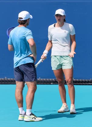 Miami Open: trainings Wim Fissette, Iga Swiatek during Miami Open WTA, Tennis Damen tennis tournament trainings in Miami, USA, on March 16, 2026 Miami USA  Copyright: xFotoxOlimpikx originalFilename:jastrzebowski-miamiope260317_nppOJ.jpg