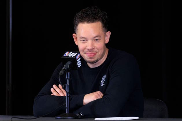March 16, 2026, Inglewood, California, USA: Head coach, Mitch Johnson of the San Antonio Spurs during a press conference, PK, Pressekonferenz after their regular season NBA, Basketball Herren, USA game against the Los Angeles Clippers on Monday March 16, 2026 at Intuit Dome in Inglewood, California. Clippers lose to Spurs, 119-115. ARIANA RUIZ PI Inglewood USA - ZUMAp124 20260316_zaa_p124_062 Copyright: xArianaxRuizx