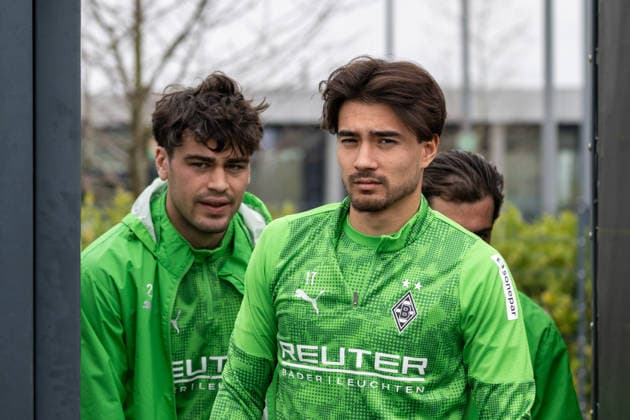 Giovanni Reyna (Borussia Moenchengladbach, 13) und Jens Castrop (Borussia Moenchengladbach, 17) kommen auf den Platz. Oeffentliches Training Borussia Moenchengladbach auf dem Trainingsgelaende am Borussia Park, 1. Bundesliga, Fussball, Saison 2025 2026, 17.03.2026 Training Borussia Moenchengladbach, 1. Bundesliga, Saison 2025 2026, 17.03.2026 Moenchengladbach *** Giovanni Reyna Borussia Moenchengladbach, 13 and Jens Castrop Borussia Moenchengladbach, 17 come on the pitch Public training Borussia Moenchengladbach on the training ground at Borussia Park, 1 Bundesliga, Football, Season 2025 2026, 17 03 2026 Training Borussia Moenchengladbach, 1 Bundesliga, Season 2025 2026, 17 03 2026 Moenchengladbach Copyright: xEibner-Pressefoto ThomasxHaeslerx EP_THR