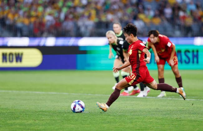 (260317) -- PERTH, March 17, 2026 -- Zhang Linyan of China shoots a penalty during the semifinal of Women s Asian Cup between China and Australia at Perth Stadium in Perth, Australia, March 17, 2026. ) (SP)AUSTRALIA-PERTH-FOOTBALL-WOMEN S ASIAN CUP-SEMIFINAL-CHN VS AUS MaxPing 