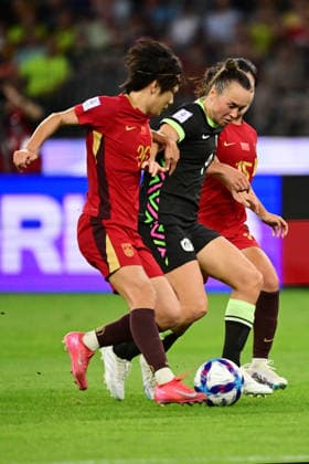 SOCCER ASIAN CUP WOMEN MATILDAS CHINA, Caitlin Foord of Australia comes under pressure from Zhang Rui and Wang Aifang of China during the AFC Women s Asian Cup Semi Final 1 match between Australia and China at Optus Stadium in Perth, Tuesday, March 17, 2026. ( NO ARCHIVING, EDITORIAL USE ONLY Perth Western Australia Australia  Copyright: xDeanxLewinsx 20260317136144505400
