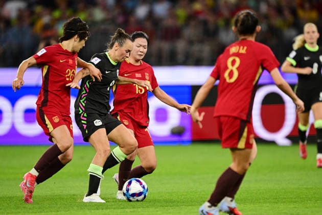 SOCCER ASIAN CUP WOMEN MATILDAS CHINA, Caitlin Foord of Australia comes under pressure from Zhang Rui and Wang Aifang of China during the AFC Women s Asian Cup Semi Final 1 match between Australia and China at Optus Stadium in Perth, Tuesday, March 17, 2026. ( NO ARCHIVING, EDITORIAL USE ONLY Perth Western Australia Australia  Copyright: xDeanxLewinsx 20260317143483886269