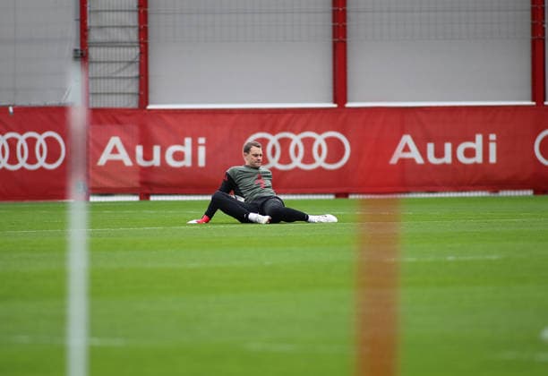 Fussball, Herren, Champions League, Saison 2025 2026, FC Bayern München, Abschlusstraining Manuel Neuer (FC Bayern München) sitzend beim Torwarttraining