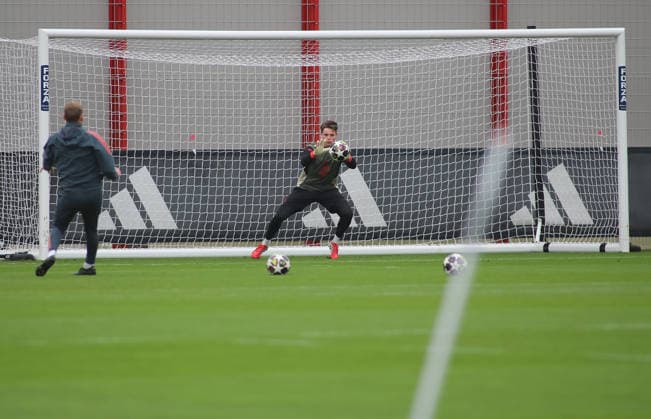 Fussball, Herren, Champions League, Saison 2025 2026, FC Bayern München, Abschlusstraining Jonas Urbig (FC Bayern München) beim Torwarttraining