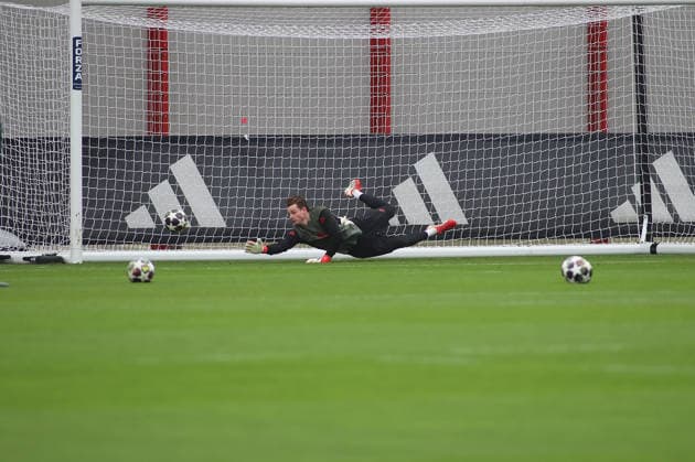 Fussball, Herren, Champions League, Saison 2025 2026, FC Bayern München, Abschlusstraining Jonas Urbig (FC Bayern München) hechtet, springt beim Torwarttraining