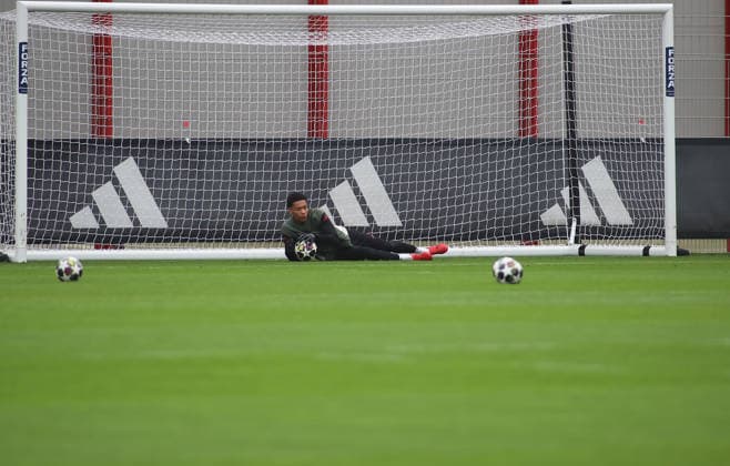 Fussball, Herren, Champions League, Saison 2025 2026, FC Bayern München, Abschlusstraining Leonard Prescott (FC Bayern München) beim Torwarttraining