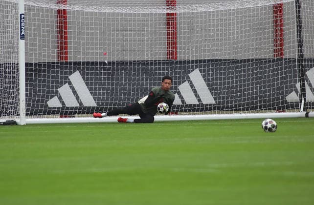 Fussball, Herren, Champions League, Saison 2025 2026, FC Bayern München, Abschlusstraining Leonard Prescott (FC Bayern München) beim Torwarttraining