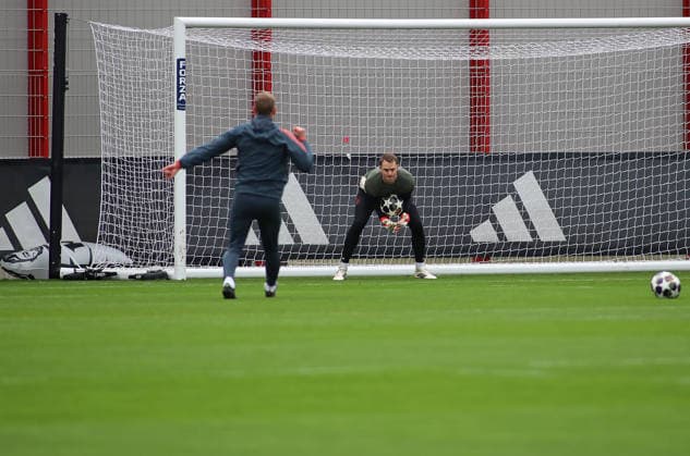 Fussball, Herren, Champions League, Saison 2025 2026, FC Bayern München, Abschlusstraining Manuel Neuer (FC Bayern München) beim Torwarttraining