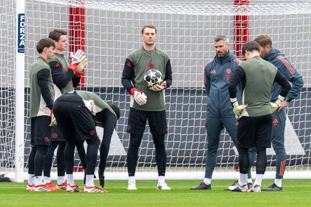 Leon Klanac 48 (FC Bayern Muenchen), Jonas Urbig 40 (FC Bayern Muenchen), Leonard Prescott (FC Bayern Muenchen), Manuel Neuer 1 (FC Bayern Muenchen),Head of Performance Walter Gfrerer (FC Bayern Muenchen), Torwarttrainer Michael Rechner (FC Bayern Muenchen), Abschlusstraining vor dem UEFA Champions League-Spiel gegen Atalanta Bergamo, Saison 2025 2026 an der Saebener Strasse. 17.03.2026 DFB regulations prohibit any use of photographs as image sequences and or quasi-video Muenchen Bayern Deutschland