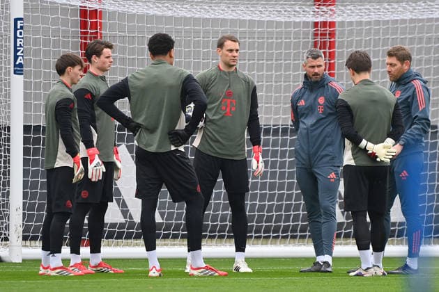 Mit 5 Torhuetern zum Abschlusstraining;Torwart Jonas URBIG (Bayern Muenchen),Manuel NEUER (Torwart Bayern Muenchen),Leonard PRESCOTT und zwei weiteren Nachwuchsleuten. Abschlusstraining am 17.03.2026. Fussball Champions League,Saison 2025 26, Achtelfinale FC Bayern Muenchen - Atalanta Bergamo am 18.03.2026.