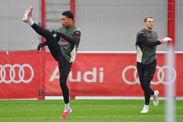 Leonard PRESCOTT, re:Manuel NEUER (Torwart Bayern Muenchen), Aktion, Abschlusstraining am 17.03.2026. Fussball Champions League,Saison 2025 26, Achtelfinale FC Bayern Muenchen - Atalanta Bergamo am 18.03.2026.